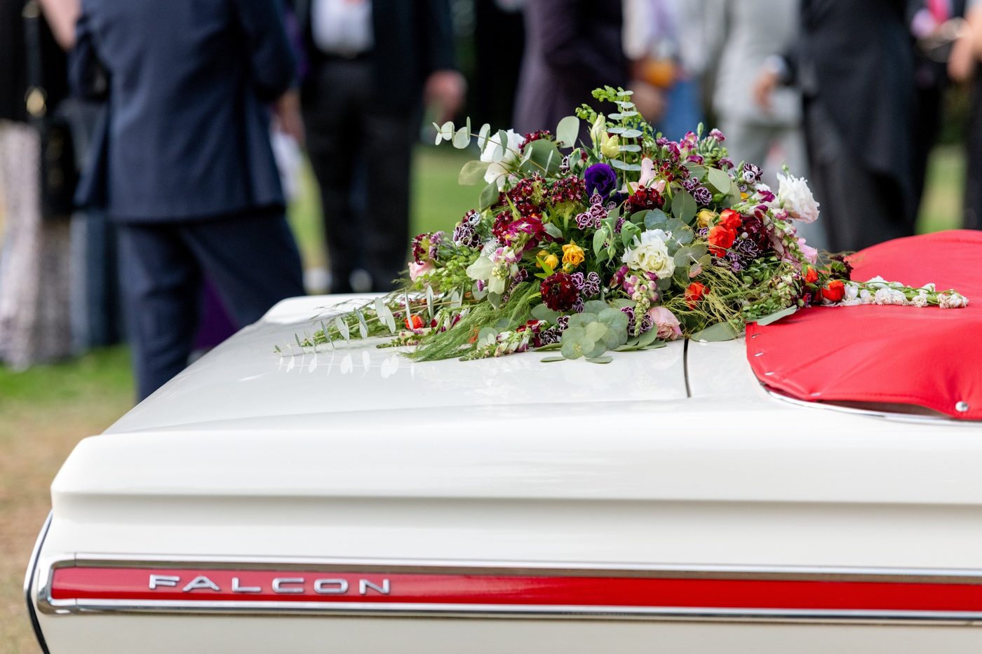 Sicriu Falcon premium cu aranjament floral